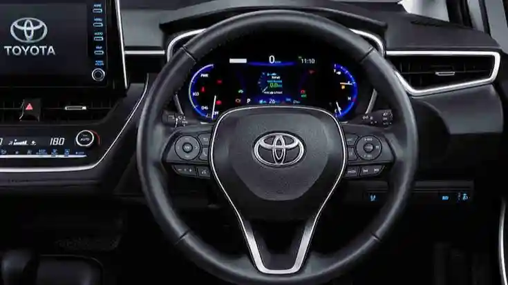 Cara membersihkan tombol kontrol setir mobil dengan microfiber