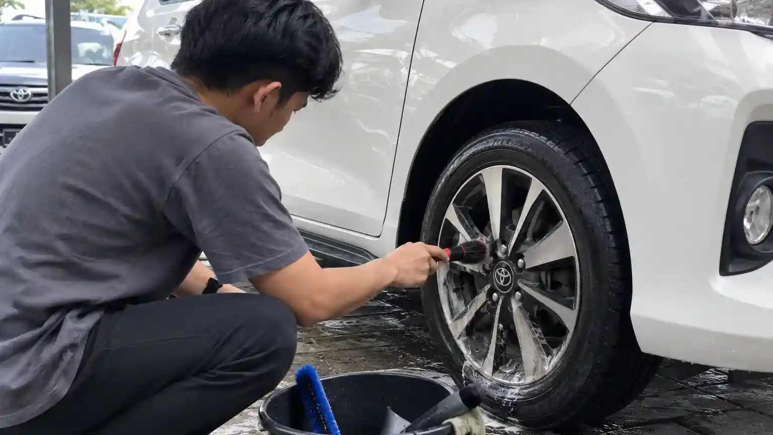 Cara membersihkan debu rem pada velg mobil dengan aman