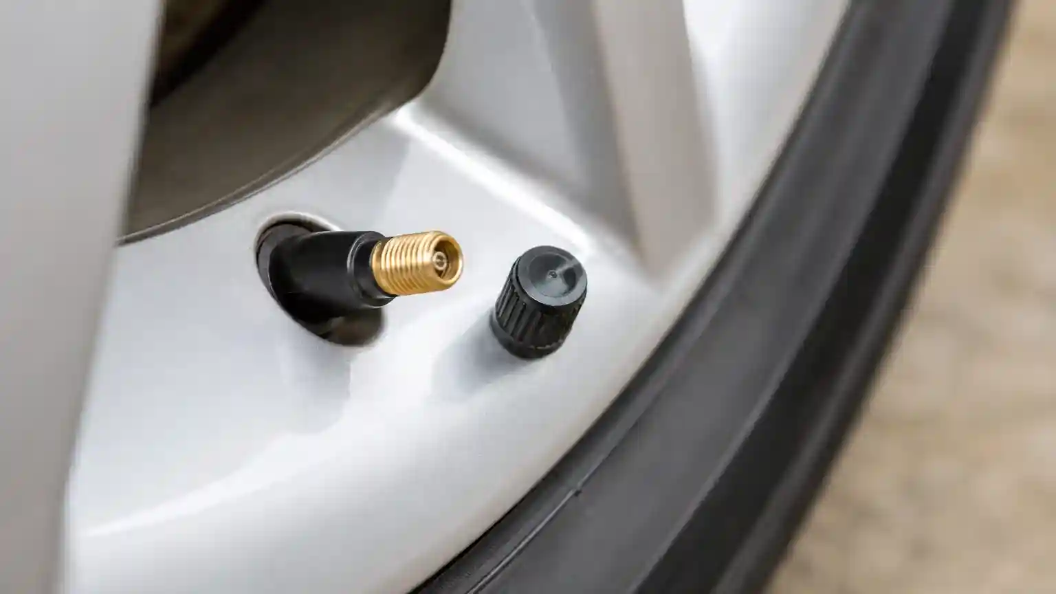 Cara menjaga tutup pentil ban mobil agar tidak mudah hilang