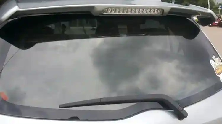 Cara mengecek kinerja wiper belakang mobil agar tetap optimal