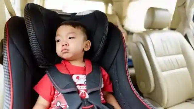 Cara memakai sabuk pengaman anak dengan benar dan aman di mobil