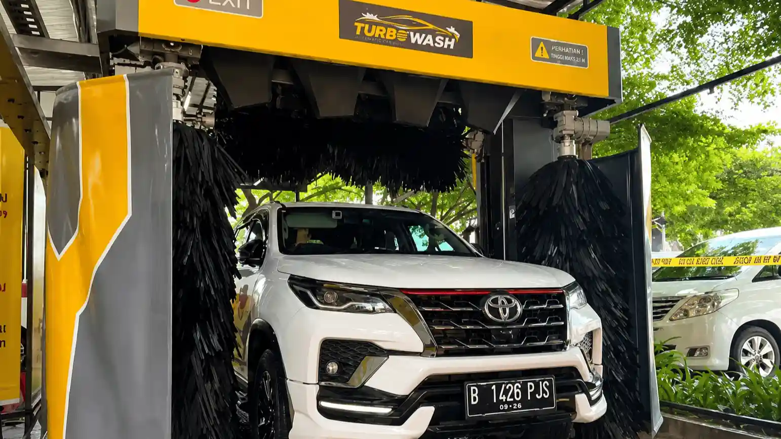 Cara mengeringkan celah pintu mobil setelah dicuci
