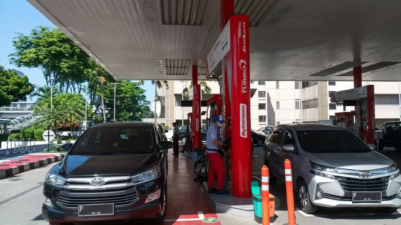Suasana pengisian bahan bakar mobil di stasiun SPBU pada siang hari yang cerah